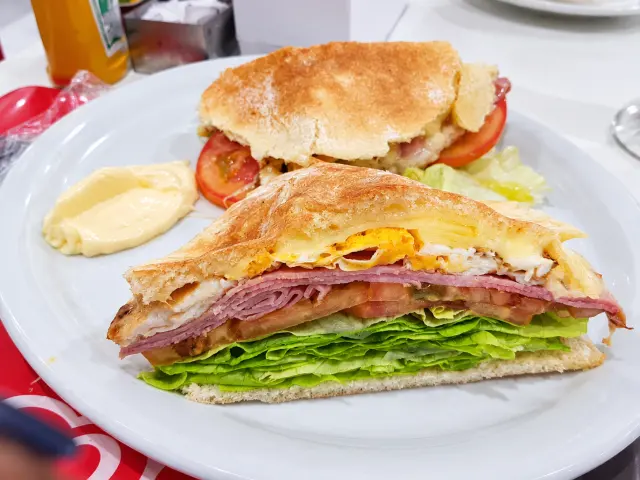 Beirute cortado ao meio, com frios, queijo, ovo, tomate e alface no pão sírio
