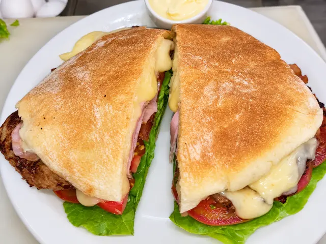 Beirute visto de cima, com queijo derretido, tomate e alface no pão sírio tostado